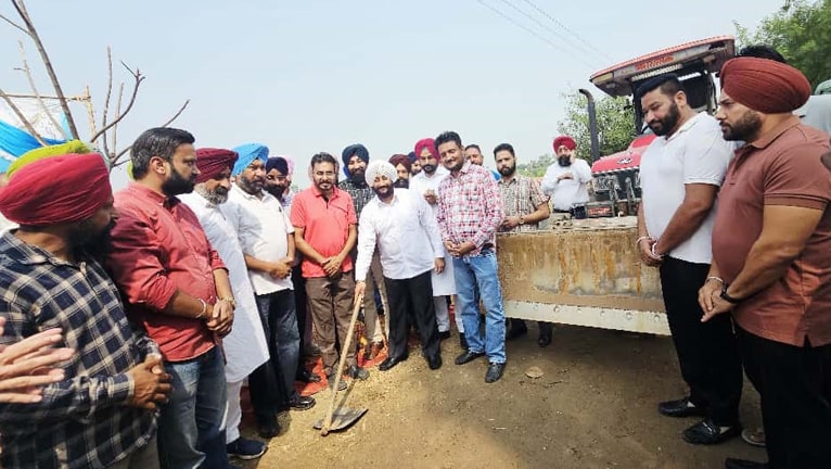 MLA Kulwant Singh ਨੇ ਦੋ ਪ੍ਰਮੁੱਖ ਸੜ੍ਹਕਾਂ-ਚੱਪੜਚਿੜੀ ਕਲਾਂ ਤੋਂ ਚੱਪੜਚਿੜੀ ਖੁਰਦ ਰੋਡ ਅਤੇ ਖਰੜ-ਬਨੂੜ ਰੋਡ ਤੋਂ ਤੰਗੌਰੀ-ਕੁਰੜਾ-ਬੜੀ ਰੋਡ ਦੀ ਮੁਰੰਮਤ ਦਾ ਕੰਮ ਸ਼ੁਰੂ ਕਰਵਾਇਆ