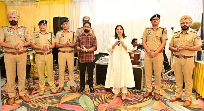 ਲੋਕਾਂ ਦੀ ਸੁਰੱਖਿਆ ਲਈ ‘ਬਾਜ਼’ ਅੱਖ ਰੱਖਣ ਦੇ ਨਾਲ-ਨਾਲ ਬਠਿੰਡਾ ਪੁਲਿਸ ਨੇ ਦੀਵਾਲੀ ਮੌਕੇ ਥਾਣਿਆਂ ‘ਚ ਲਗਾਈਆਂ ਰੌਣਕਾਂ