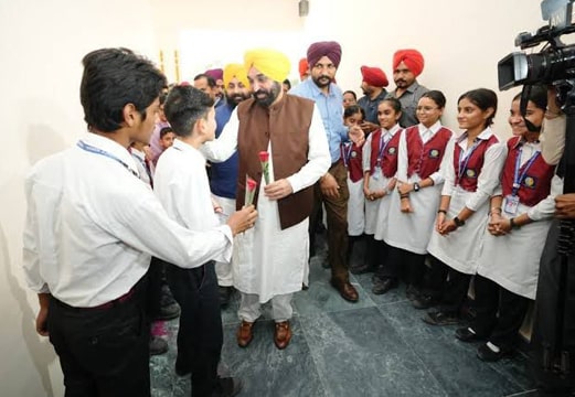 ਹਰ ਬੱਚੇ ਲਈ ‘ਸੁਪਨਿਆਂ ਦਾ ਰਨਵੇ’ ਬਣੇ ‘ਸਕੂਲ ਆਫ਼ ਐਮੀਨੈਂਸ’! CM ਮਾਨ ਦੇ ‘ਆਧੁਨਿਕ ਯੁੱਗ ਦੇ ਮੰਦਿਰ’ ਲਿਆਏ ਉੱਜਵਲ ਭਵਿੱਖ, ਜਾਣੋ ਨਵੀਆਂ ਸਹੂਲਤਾਂ