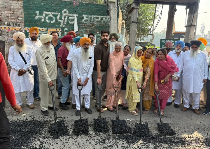 ਮੇਅਰ ਵੱਲੋਂ ਵਾਰਡ ਨੰਬਰ 3 ਵਿੱਚ ਲਗਭਗ 42 ਲੱਖ ਰੁਪਏ ਦੀ ਲਾਗਤ ਨਾਲ ਪ੍ਰੀਮਿਕਸ ਵਰਕ ਦਾ ਸ਼ੁਭ ਆਰੰਭ