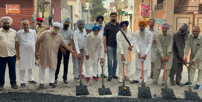 Mayor Padmajit Mehta ਵੱਲੋਂ ਵਾਰਡ ਨੰਬਰ 3 ਵਿੱਚ 45 ਲੱਖ ਰੁਪਏ ਦੀ ਲਾਗਤ ਨਾਲ ਪ੍ਰੀਮਿਕਸ ਦੇ ਕੰਮ ਦਾ ਉਦਘਾਟਨ