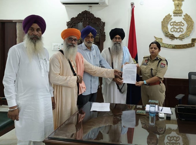 ਬਠਿੰਡਾ ਦੇ ਇੱਕ ਡੇਰੇਦਾਰ ਵੱਲੋਂ ਗੁਰੂ ਗਰੰਥ ਸਾਹਿਬ ਦੇ ਬਰਾਬਰ ਕੁਰਸੀ ਢਾਹੁਣ ਦਾ ਮਾਮਲਾ ਭਖਿਆ, ਪੁਲਿਸ ਵੱਲੋਂ ਜਾਂਚ ਸ਼ੁਰੂ