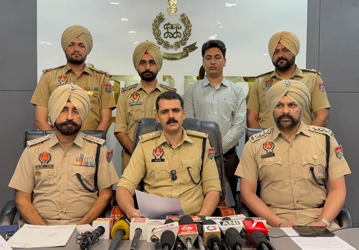 Moga Police ਵੱਲੋ ਪਿੰਡ ਮਾੜੀ ਮੁਸਤਫਾ ਵਿੱਚ ਪੈਟਰੋਲ ਬੰਬ ਸੁੱਟਣ ਵਾਲੇ 03 ਵਿਅਕਤੀ ਕਾਬੂ
