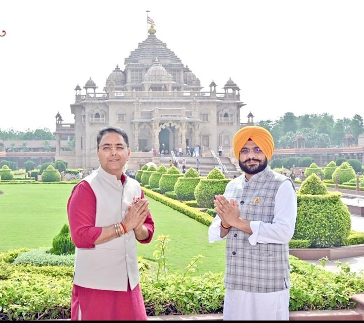 ਅਮਨ ਅਰੋੜਾ ਅਤੇ ਤਰੁਨਪ੍ਰੀਤ ਸੌਂਦ ਨੇ ਗੁਜਰਾਤ ਦੇ ਸਵਾਮੀਨਾਰਾਇਣ ਅਕਸ਼ਰਧਾਮ ਵਿਖੇ ਮੱਥਾ ਟੇਕਿਆ