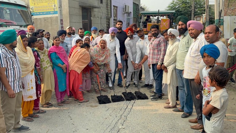 Mayor Padamjit Singh Mehta ਨੇ ਲਾਲ ਸਿੰਘ ਨਗਰ ਵਿੱਚ ਸੜਕਾਂ ਦਾ ਪ੍ਰੀਮਿਕਸ ਕੰਮ ਦਾ ਕੀਤਾ ਸ਼ੁਭ ਆਰੰਭ