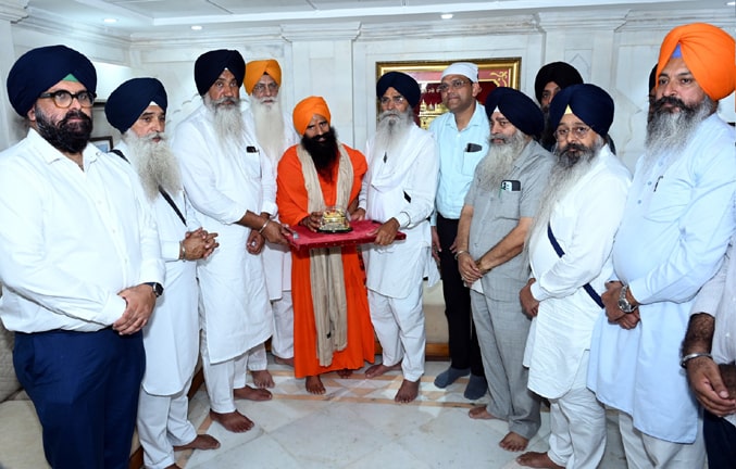 ਪਤੰਜਲੀ ਯੋਗ ਪੀਠ ਦੇ ਮੁਖੀ ਬਾਬਾ ਰਾਮ ਦੇਵ ਸੱਚਖੰਡ ਸ੍ਰੀ ਹਰਿਮੰਦਰ ਸਾਹਿਬ ਵਿਖੇ ਹੋਏ ਨਤਮਸਤਕ