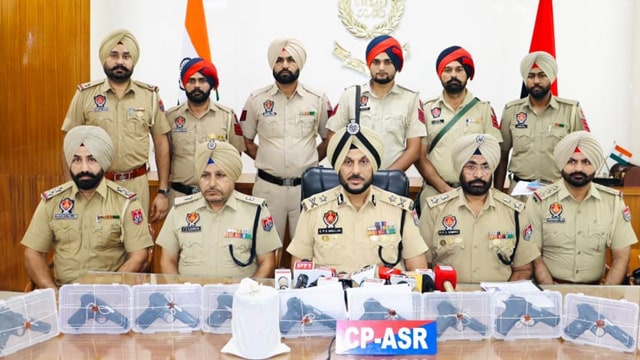 Amritsar Police ਵੱਲੋਂ ਪਾਕਿਸਤਾਨ ਨਾਲ ਜੁੜੇ ਹਥਿਆਰ ਤੇ ਨਸ਼ਾ ਤਸਕਰੀ ਦੇ ਨੈੱਟਵਰਕ ਦਾ ਪਰਦਾਫਾਸ਼
