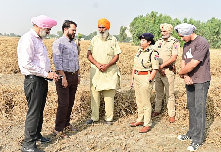 ਡਿਪਟੀ ਕਮਿਸ਼ਨਰ ਤੇ ਐਸਐਸਪੀ ਵੱਲੋਂ ਪਰਾਲੀ ਪ੍ਰਬੰਧਨ ਦੇ ਮੱਦੇਨਜ਼ਰ ਵੱਖ-ਵੱਖ ਪਿੰਡਾਂ ਦਾ ਦੌਰਾ ਕਿਸਾਨਾਂ ਨੂੰ ਪਰਾਲੀ ਦੀ ਸਾਂਭ-ਸੰਭਾਲ ਕਰਨ ਲਈ ਕੀਤਾ ਪ੍ਰੇਰਿਤ
