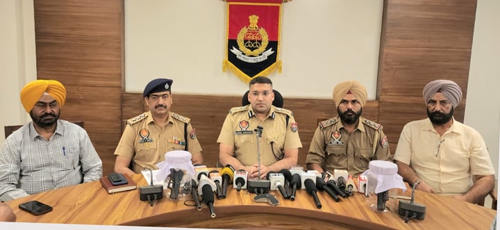 ਸ੍ਰੀ ਮੁਕਤਸਰ ਸਾਹਿਬ ਪੁਲਿਸ ਵੱਲੋਂ ਸਰਹੱਦੀ ਹਥਿਆਰ ਤਸਕਰੀ ਕਰਨ ਵਾਲੇ ਬੇਨਿਕਾਬ:02 ਪਿਸਤੌਲ ਬਰਾਮਦ, ਸਾਥੀ ਗ੍ਰਿਫਤਾਰ