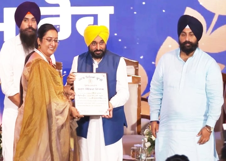ਸਰਕਾਰੀ ਹਾਈ ਸਕੂਲ ਕਰਮਗੜ੍ਹ ਦੀ ਮੁੱਖ ਅਧਿਆਪਕਾ ਡਿੰਪਲ ਵਰਮਾ ਨੂੰ ਸਟੇਟ ਐਵਾਰਡ ਨਾਲ ਨਿਵਾਜਿਆ