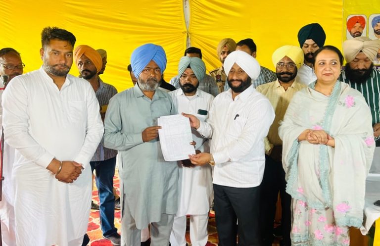 MLA Kulwant Singh ਨੇ ਪਿੰਡ ਬਲਿਆਲੀ ਵਿਖੇ 70 ਲਾਭਪਾਤਰੀਆਂ ਨੂੰ ਪਲਾਟਾਂ ਦੇ ਅਲਾਟਮੈਂਟ ਪੱਤਰ ਸੌਂਪੇ