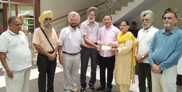 Bathinda News; ਸੀਨੀਅਰ ਸਿਟੀਜ਼ਨ ਕੌਂਸਲ ਵੱਲੋਂ ਹੜ੍ਹ ਪੀੜਤਾਂ ਲਈ ਪੀਸੀਏ ਪ੍ਰਧਾਨ ਅਮਰਜੀਤ ਮਹਿਤਾ ਨੂੰ ਇੱਕ ਲੱਖ ਰੁਪਏ ਦਾ ਚੈੱਕ ਭੇਂਟ