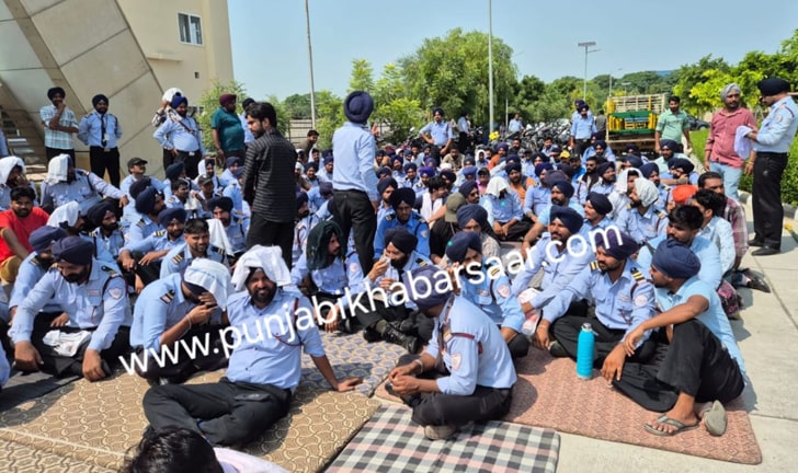 Bathinda AIIMS ‘ਚ ਨਵੀਂ ਆਈ ਸਕਿਊਰਟੀ ਕੰਪਨੀ ਵੱਲੋਂ 55 ਗਾਰਡਾਂ ਨੂੰ ਹਟਾਉਣ ਦਾ ਮਾਮਲਾ ਭੜਕਿਆ, ਲੱਗਿਆ ਧਰਨਾ