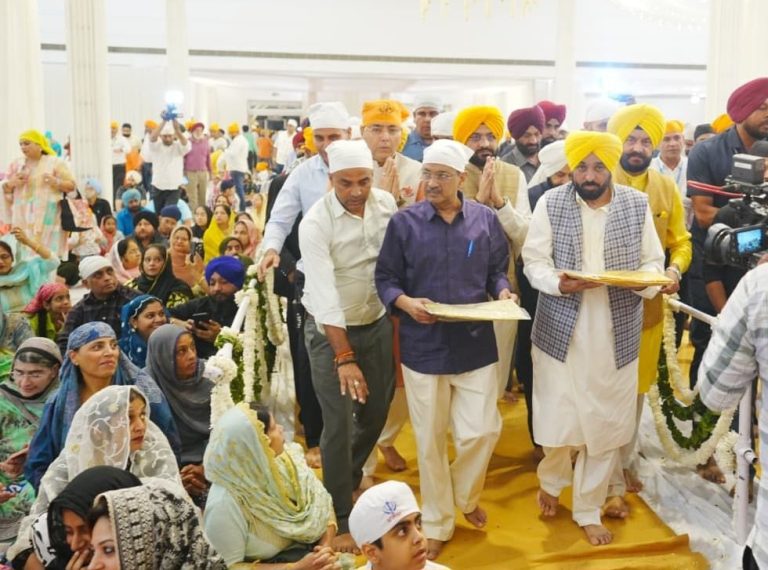 ਸ੍ਰੀ ਗੁਰੂ ਤੇਗ਼ ਬਹਾਦਰ ਜੀ ਦੇ 350ਵੇਂ ਸ਼ਹੀਦੀ ਦਿਵਸ ਨੂੰ ਸਮਰਪਿਤ ਸਜਾਏ ਕੀਰਤਨ ਦਰਬਾਰ ਵਿੱਚ ਸ਼ਾਮਲ ਹੋਏ ‘ਆਪ’ ਕਨਵੀਨਰ ਅਰਵਿੰਦ ਕੇਜਰੀਵਾਲ ਅਤੇ ਮੁੱਖ ਮੰਤਰੀ ਭਗਵੰਤ ਮਾਨ