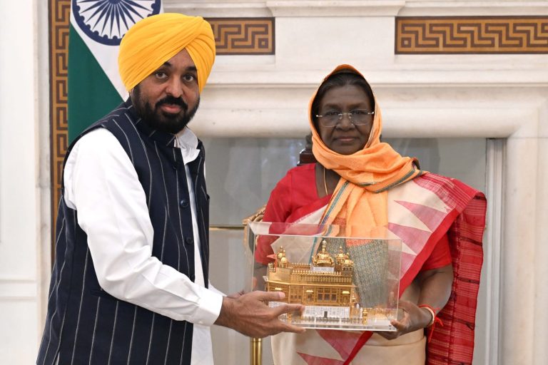 ਭਗਵੰਤ ਸਿੰਘ ਮਾਨ ਵੱਲੋਂ ਭਾਰਤ ਦੇ ਰਾਸ਼ਟਰਪਤੀ ਨੂੰ ਸ੍ਰੀ ਗੁਰੂ ਤੇਗ਼ ਬਹਾਦਰ ਜੀ ਦੇ 350ਵੇਂ ਸ਼ਹੀਦੀ ਦਿਵਸ ਸਮਾਗਮਾਂ ਵਿੱਚ ਸ਼ਾਮਲ ਹੋਣ ਦਾ ਸੱਦਾ