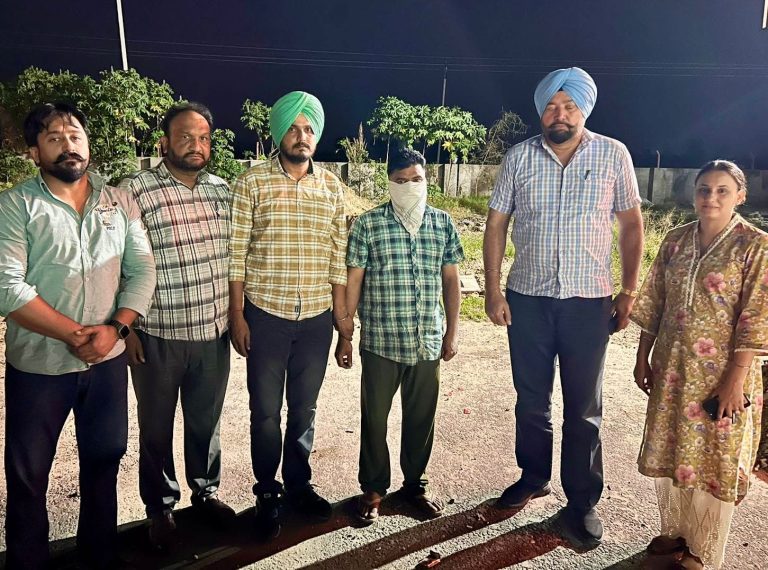 Civil Hospital ਦਾ Security Guard ਡੋਪ ਟੈਸਟ ਸਰਟੀਫਿਕੇਟ ਬਦਲੇ 15000 ਰੁਪਏ ਰਿਸ਼ਵਤ ਲੈਂਦਾ ਵਿਜੀਲੈਂਸ ਵੱਲੋਂ ਕਾਬੂ