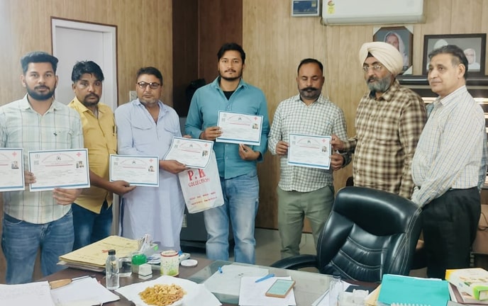ਡਰਾਈਵਿੰਗ ਸਕਿੱਲ ਇੰਸਟੀਚਿਊਟ ਦੇ ਦੋ ਸਾਲ ਪੂਰੇ ਹੋਣ ‘ਤੇ ਕਰਵਾਇਆ ਪ੍ਰੋਗਰਾਮ,ਡਰਾਈਵਰਾਂ ਨੂੰ ਵੰਡੇ ਸਰਟੀਫਿਕੇਟ