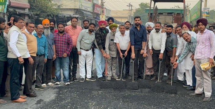 Mayor Padmajit Mehta ਨੇ ਗੁਰੂਕੁਲ ਰੋਡ ‘ਤੇ 32 ਲੱਖ ਰੁਪਏ ਦੀ ਲਾਗਤ ਨਾਲ ਪ੍ਰੀਮਿਕਸ ਕੰਮ ਦਾ ਕੀਤਾ ਉਦਘਾਟਨ