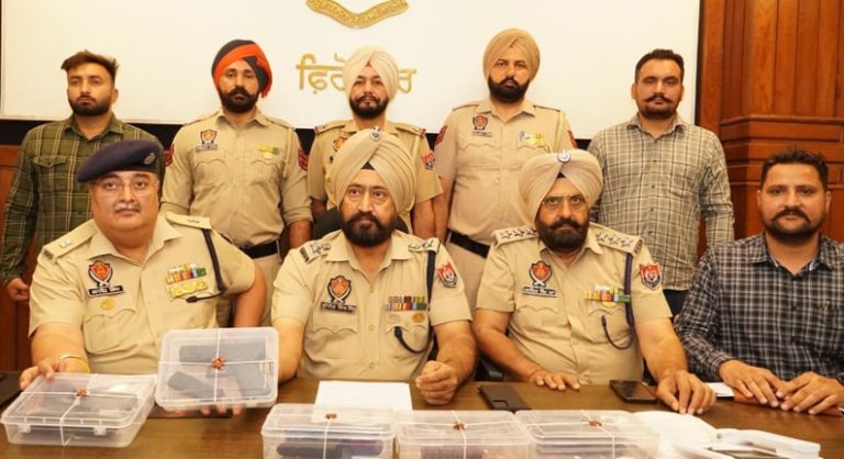 ਫਿਰੋਜ਼ਪੁਰ ਵਿੱਚ ਸਰਹੱਦ ਪਾਰੋਂ ਹਥਿਆਰਾਂ ਦੀ ਤਸਕਰੀ ਕਰਨ ਵਾਲੇ ਨੈੱਟਵਰਕ ਦਾ ਪਰਦਾਫਾਸ਼; ਚਾਰ ਗੋਲਕ ਪਿਸਤੌਲਾਂ ਸਮੇਤ ਦੋ ਕਾਬੂ