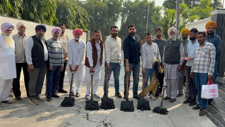 Mayor Padamjit Singh Mehtaਨੇ ਜੁਝਾਰ ਸਿੰਘ ਨਗਰ ਦੀਆਂ ਸੜਕਾਂ ਨੂੰ ਸੁੰਦਰ ਬਣਾਉਣ ਲਈ ਪ੍ਰੀਮਿਕਸ ਦੇ ਕੰਮ ਦਾ ਕੀਤਾ ਉਦਘਾਟਨ