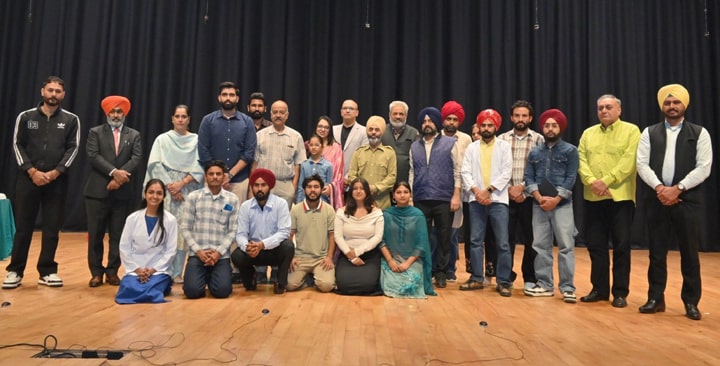 ਰਾਜ ਪੱਧਰੀ ਨਾਟਕ ਮੇਲਾ ਦੇ ਸਮਾਪਨ ਸਮਾਰੋਹ ‘ਤੇ ਨਾਟਕ ‘-00000’ ਨੇ ਦਰਸ਼ਕਾਂ ਨੂੰ ਹਸਾਉਂਦੇ ਹੋਏ ਸੋਚਣ ਲਈ ਕੀਤਾ ਮਜਬੂਰ