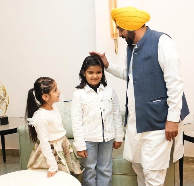 ਧੀਆਂ ਦੀ ਪਹਿਲੀ ਕਮਾਈ ਦੂਜਿਆਂ ਲਈ ਬਣੀ ਉਮੀਦ; 7 ਅਤੇ 6 ਸਾਲ ਦੀਆਂ ਭੈਣਾਂ ਨੇ ਹੜ੍ਹ ਪੀੜਤਾਂ ਲਈ ਵਰਕਸ਼ਾਪ ਦੀ ਕਮਾਈ ਕੀਤੀ ਦਾਨ, ਮੁੱਖ ਮੰਤਰੀ ਮਾਨ ਨੇ ਕੀਤੀ ਪ੍ਰਸ਼ੰਸਾ