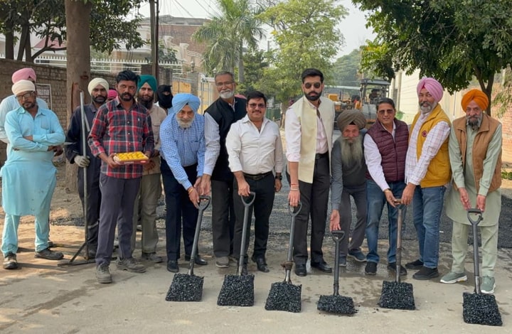 Mayor Padamjit Singh Mehta ਨੇ ਵਾਰਡ ਨੰਬਰ 9 ਵਿੱਚ 50 ਲੱਖ ਰੁਪਏ ਦੇ ਪ੍ਰੀਮਿਕਸ ਕੰਮ ਦਾ ਕੀਤਾ ਉਦਘਾਟਨ