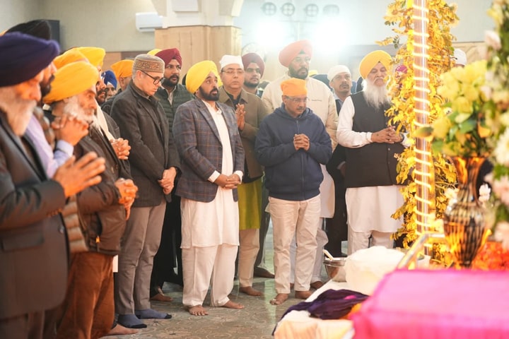 ਸ੍ਰੀ ਗੁਰੂ ਤੇਗ਼ ਬਹਾਦਰ ਜੀ ਦੇ 350ਵੇਂ ਸ਼ਹੀਦੀ ਦਿਹਾੜੇ ਨੂੰ ਸਮਰਪਿਤ ਵਿਸ਼ਾਲ ਨਗਰ ਕੀਰਤਨ ਸ੍ਰੀਨਗਰ ਤੋਂ ਰਵਾਨਾ, ਮੁੱਖ ਮੰਤਰੀ ਭਗਵੰਤ ਸਿੰਘ ਮਾਨ, ਅਰਵਿੰਦ ਕੇਜਰੀਵਾਲ ਅਤੇ ਜੰਮੂ ਕਸ਼ਮੀਰ ਦੇ ਮੁੱਖ ਮੰਤਰੀ ਉਮਰ ਅਬਦੁੱਲਾ ਨੇ ਸੰਗਤ ਨਾਲ ਕੀਤੀ ਸ਼ਿਰਕਤ