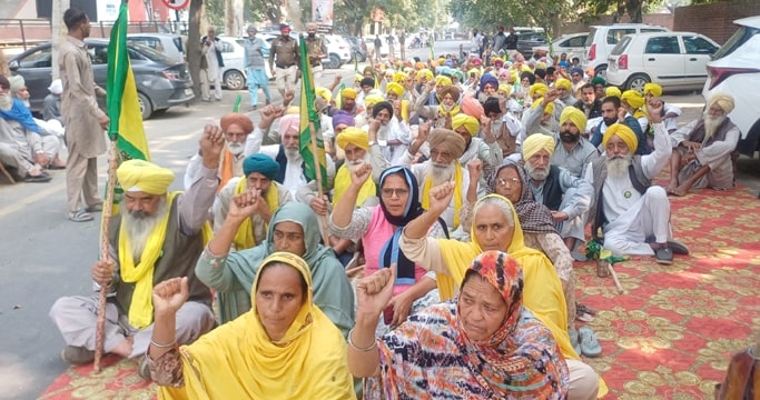 ਝੋਨੇ ਦੀ ਖਰੀਦ ਲਈ ਮੰਡੀਆਂ ਬੰਦ ਕਰਨ ਦੇ ਵਿਰੋਧ ‘ਚ ਕਿਸਾਨਾਂ ਨੇ ਦਿੱਤਾ ਧਰਨਾ
