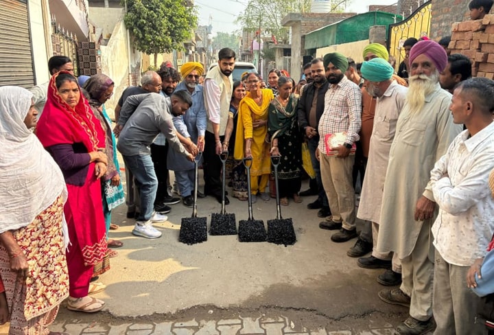 Mayor Padamjit Singh Mehta ਨੇ ਕੀਤਾ ਵਾਰਡ ਨੰਬਰ 18 ਵਿੱਚ ਪ੍ਰੀਮਿਕਸ ਦੇ ਕੰਮ ਦਾ ਉਦਘਾਟਨ