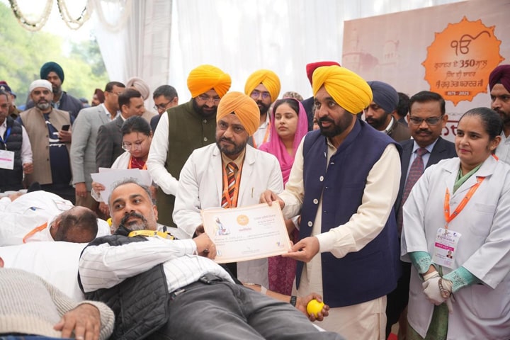ਮੁੱਖ ਮੰਤਰੀ ਵੱਲੋਂ ਸ੍ਰੀ ਗੁਰੂ ਤੇਗ ਬਹਾਦਰ ਜੀ ਦੇ 350ਵੇਂ ਸ਼ਹੀਦੀ ਦਿਵਸ ਮੌਕੇ ਸੂਬਾ ਪੱਧਰੀ ਖ਼ੂਨਦਾਨ ਅਤੇ ਅੰਗਦਾਨ ਮੁਹਿੰਮ ਦੀ ਸ਼ੁਰੂਆਤ