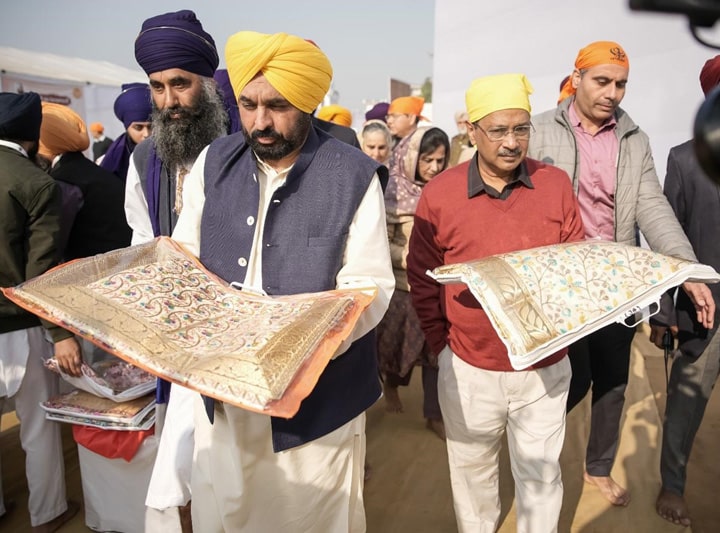 350 ਵਾਂ ਸ਼ਹੀਦੀ ਦਿਹਾੜਾ; Bhagwant Mann ਤੇ Arvind Kejriwal ਸੂਬੇ ਦੀ ਤਰੱਕੀ ਤੇ ਪੰਜਾਬ ਦੀ ਖੁਸ਼ਹਾਲੀ ਲਈ ਕੀਤੀ ਅਰਦਾਸ ਵਿੱਚ ਹੋਏ ਸ਼ਾਮਲ