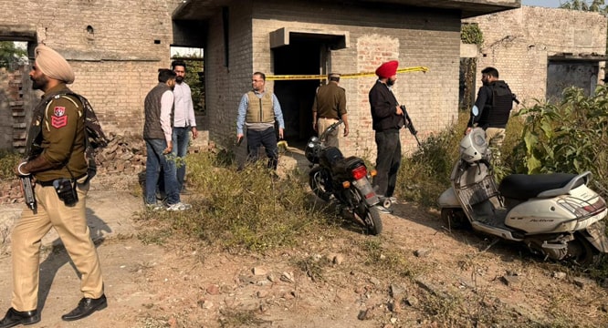 ਵੱਡੀ ਅੱਤਵਾਦੀ ਸਾਜ਼ਿਸ਼ ਨਾਕਾਮ: ਗੋਲੀਬਾਰੀ ਤੋਂ ਬਾਅਦ ਲਾਰੈਂਸ ਬਿਸ਼ਨੋਈ ਗੈਂਗ ਦੇ ਚਾਰ ਕਾਰਕੁਨ ਗ੍ਰਿਫ਼ਤਾਰ; ਸੱਤ ਪਿਸਤੌਲ ਬਰਾਮਦ