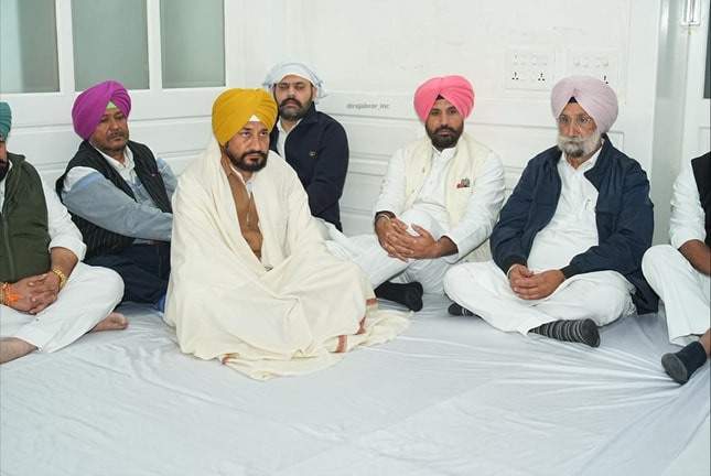 ਕਾਂਗਰਸ ਦੇ ਵੱਡੇ ਆਗੂ EX CM ਚਰਨਜੀਤ ਚੰਨੀ ਦੇ ਘਰ ਹੋਏ ਇਕੱਠੇ, ਫ਼ੋਟੋਆਂ ਹੋਈਆਂ ਵਾਈਰਲ