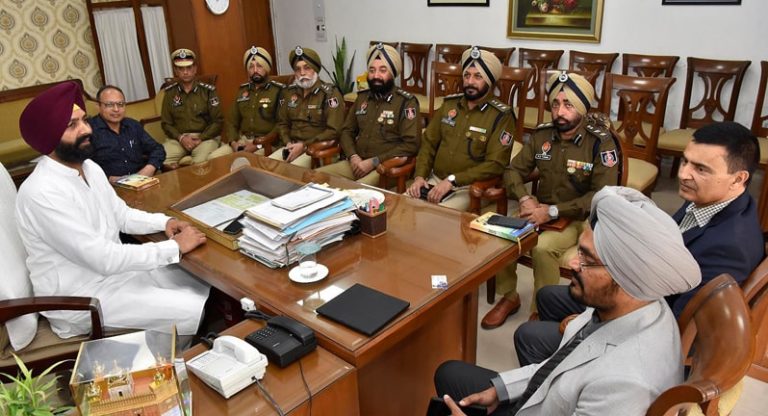 ਜੇਲ੍ਹ ਦੇ 6 ਏ.ਆਈ.ਜੀ./ਸੁਪਰਡੈਂਟ ਨੂੰ ਮਿਲੀ ਤਰੱਕੀ, ਲਾਲਜੀਤ ਸਿੰਘ ਭੁੱਲਰ ਨੇ ਮੋਢਿਆਂ ‘ਤੇ ਲਗਾਏ ਸਟਾਰ