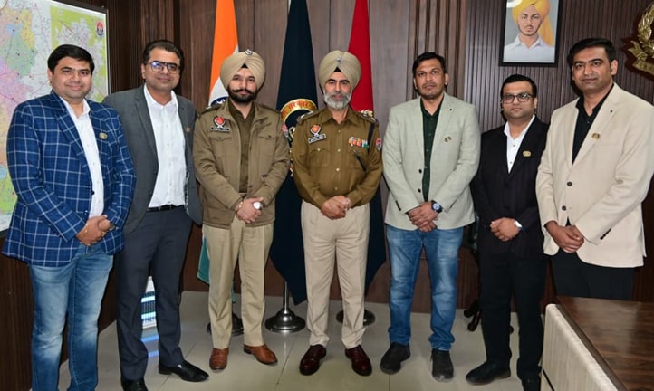 ਹੜ੍ਹਾਂ ਅਤੇ ਡੇਂਗੂ ਸੰਕਟ ਦੌਰਾਨ ਫਾਜ਼ਿਲਕਾ ਪੁਲਿਸ ਨਾਲ ਤਾਲਮੇਲ ਅਤੇ ਸ਼ਾਨਦਾਰ ਜਨਤਕ ਸੇਵਾ ਲਈ 11 ਡਾਕਟਰ ਸਨਮਾਨਿਤ