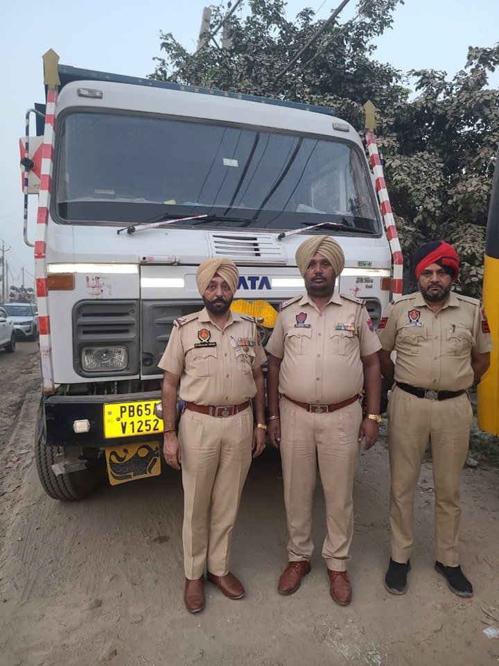 SAS Nagar Police ਵੱਲੋਂ ਗੈਰ-ਕਾਨੂੰਨੀ ਮਾਈਨਿੰਗ ਵਿਰੁੱਧ ਕਾਰਵਾਈ,ਚਾਰ ਵਾਹਨ ਜ਼ਬਤ ਕੀਤੇ; ਤਿੰਨ FIR ਦਰਜ