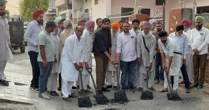 Mayor Padmajit Mehta ਵੱਲੋਂ ਵਾਰਡ ਨੰਬਰ 42 ਵਿੱਚ ਲਗਭਗ 52 ਲੱਖ ਰੁਪਏ ਦੇ ਪ੍ਰੀਮਿਕਸ ਕੰਮ ਦਾ ਸ਼ੁਭ ਆਰੰਭ