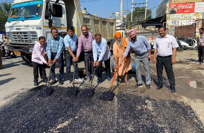 Mayor Padamjit Singh Mehta ਦੀ ਅਗਵਾਈ ਹੇਠ ਭੱਟੀ ਰੋਡ ‘ਤੇ 50 ਲੱਖ ਰੁਪਏ ਦੀ ਲਾਗਤ ਨਾਲ ਪ੍ਰੀਮਿਕਸ ਦੇ ਕੰਮ ਦਾ ਸ਼ੁਭ ਆਰੰਭ