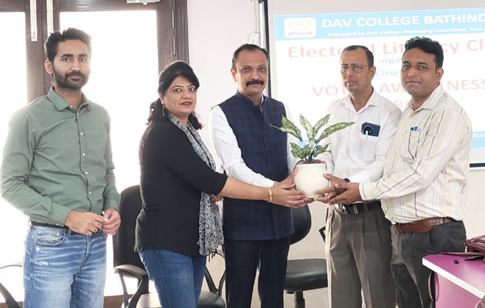 DAV College Bathinda ਦੇ ਚੋਣ ਸਾਖਰਤਾ ਕਲੱਬ ਅਤੇ ਜ਼ਿਲ੍ਹਾ ਚੋਣ ਦਫ਼ਤਰ ਵੱਲੋਂ ਵੋਟਰ ਜਾਗਰੂਕਤਾ ਪ੍ਰੋਗਰਾਮ ਦਾ ਆਯੋਜਨ