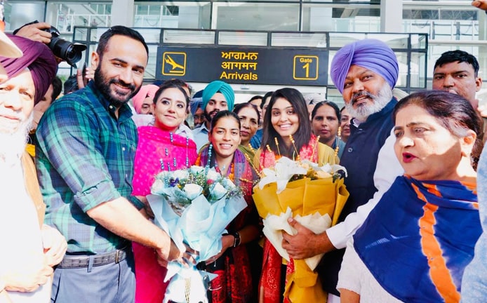 ਪੰਜਾਬ ਸਰਕਾਰ ਵੱਲੋਂ ਵਿਸ਼ਵ ਚੈਂਪੀਅਨ ਕ੍ਰਿਕਟ ਖਿਡਾਰਨਾਂ ਅਮਨਜੋਤ ਕੌਰ ਤੇ ਹਰਲੀਨ ਦਿਓਲ ਦਾ ਮੋਹਾਲੀ ਪੁੱਜਣ ਉੱਤੇ ਸ਼ਾਹਾਨਾ ਸਵਾਗਤ
