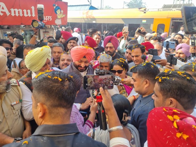 ਮਾਲਵਾ ਪੱਟੀ ‘ਚ ਚੱਲੀ ਪਹਿਲੀ ਵੰਦੇ ਮਾਤਰਮ ਟਰੇਨ, ਰਵਨੀਤ ਬਿੱਟੂ ਨੇ ਦਿਖਾਈ ਹਰੀ ਝੰਡੀ