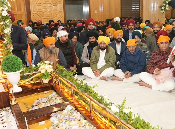 ਮੁੱਖ ਮੰਤਰੀ ਭਗਵੰਤ ਸਿੰਘ ਮਾਨ ਅਤੇ ਅਰਵਿੰਦ ਕੇਜਰੀਵਾਲ ਨੇ ਸਿੱਖ ਸੰਗਤ ਨਾਲ ਸ੍ਰੀਨਗਰ ਵਿਖੇ ਕੀਰਤਨ ਦਰਬਾਰ ਵਿੱਚ ਸ਼ਿਰਕਤ ਕੀਤੀ