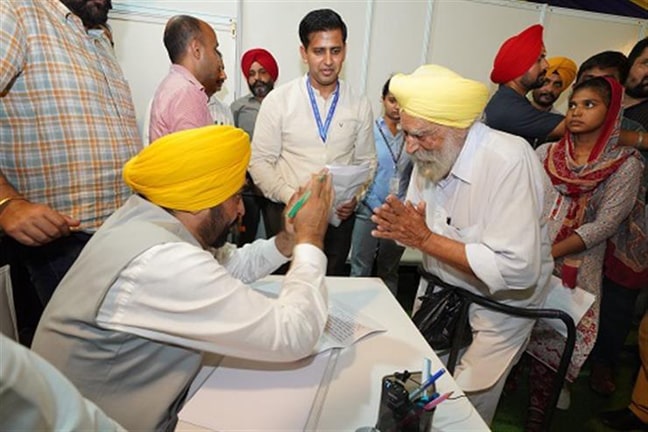 ਹੁਣ ਬਜ਼ੁਰਗਾਂ ਨੂੰ ਪੈਨਸ਼ਨ ਦਫ਼ਤਰ ਜਾਣ ਦੀ ਨਹੀਂ ਪਏਗੀ ਲੋੜ! ਮਾਨ ਸਰਕਾਰ ਨੇ ਲਾਂਚ ਕੀਤਾ ‘ਸੇਵਾ ਪੋਰਟਲ’, 3.15 ਲੱਖ ਬਜ਼ੁਰਗਾਂ ਨੂੰ ਹੁਣ ਘਰ ਬੈਠੇ ਮਿਲੇਗੀ ਪੈਨਸ਼ਨ
