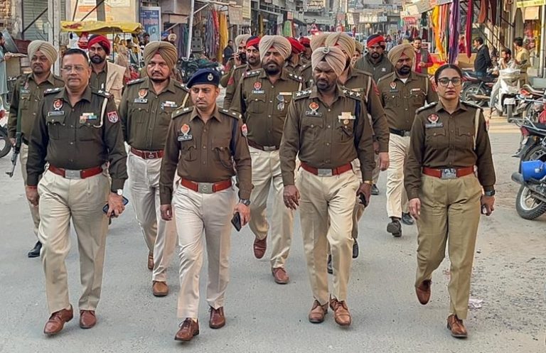 Mansa Police ਵੱਲੋ ਜਿਲ੍ਹੇ ਅੰਦਰ ਜਿਲ੍ਹਾ ਪ੍ਰੀਸਦ ਤੇ ਪੰਚਾਇਤ ਸੰਮਤੀ ਚੋਣਾਂ ਦੇ ਮੱਦੇਨਜ਼ਰ ਕੀਤਾ ਫਲ਼ੈਗ ਮਾਰਚ