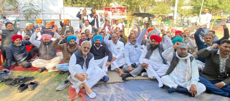ਬਠਿੰਡਾ ‘ਚ ਥਰਮਲ ਪਲਾਂਟ ਕਲੋਨੀ ਦੀ ਜਮੀਨ ਵੇਚਣ ਦੇ ਵਿਰੋਧ ਵਿਚ ਕਾਂਗਰਸ ਨੇ ਸਰਕਾਰ ਵਿਰੁੱਧ ਲਗਾਇਆ ਧਰਨਾ