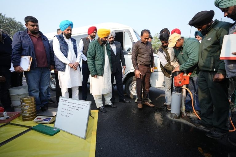 ਮੁੱਖ ਮੰਤਰੀ ਵੱਲੋਂ ਨਿਰਮਾਣ ਅਧੀਨ ਸੜਕਾਂ ਦੀ ਅਚਨਚੇਤ ਜਾਂਚ, ਸੜਕ ਵਿੱਚ ਖਾਮੀਆਂ ਦਾ ਪਤਾ ਲੱਗਣ ਤੋਂ ਬਾਅਦ ਠੇਕੇਦਾਰ ਵਿਰੁੱਧ ਕਾਰਨ ਦੱਸੋ ਨੋਟਿਸ ਜਾਰੀ ਅਤੇ ਅਦਾਇਗੀ ਰੋਕਣ ਦੇ ਹੁਕਮ