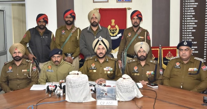 ਸਰਹੱਦੋਂ ਪਾਰ ਚੱਲ ਰਹੇ ਤਸਕਰੀ ਕਾਰਟੈਲ ਦਾ ਅੰਮ੍ਰਿਤਸਰ ਵਿੱਚ ਪਰਦਾਫਾਸ਼; 4.5 ਕਿਲੋ ਹੈਰੋਇਨ, ਇੱਕ ਪਿਸਤੌਲ ਸਮੇਤ ਤਿੰਨ ਗ੍ਰਿਫ਼ਤਾਰ