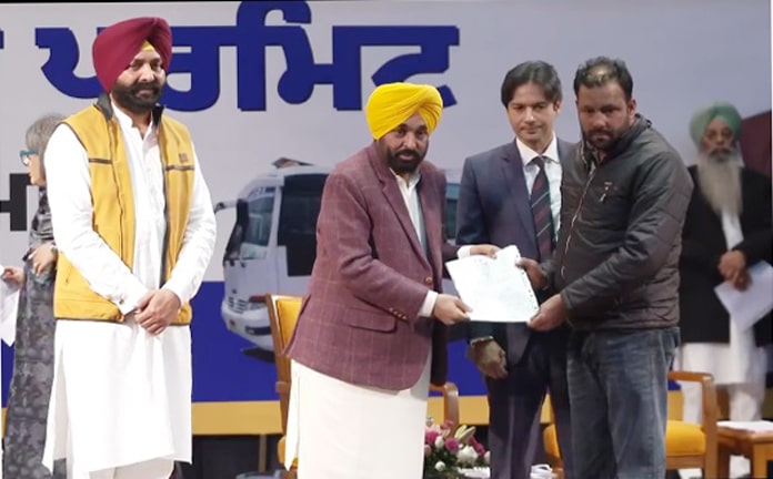 CM Bhagwant Mann ਨੇ Punjab ‘ਚ ਮਿੰਨੀ ਬੱਸਾਂ ਦੇ ਪਰਮਿਟ ਵੰਡੇ, ਕਿਹਾ ਵਧਣਗੇ ਰੋਜ਼ਗਾਰ ਦੇ ਮੌਕੇ