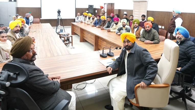 ਅਸੀਂ ਨੌਜਵਾਨਾਂ ਨੂੰ ਭਵਿੱਖੀ ਜ਼ਰੂਰਤਾਂ ਲਈ ਤਿਆਰ ਕਰ ਰਹੇ ਹਾਂ, ਜਦੋਂ ਕਿ ਅਕਾਲੀ ਨੌਜਵਾਨਾਂ ਨੂੰ ਡਾਇਨਾਸੌਰ ਯੁੱਗ ਵਿੱਚ ਖਿੱਚਣਾ ਚਾਹੁੰਦੇ ਹਨ: ਮੁੱਖ ਮੰਤਰੀ